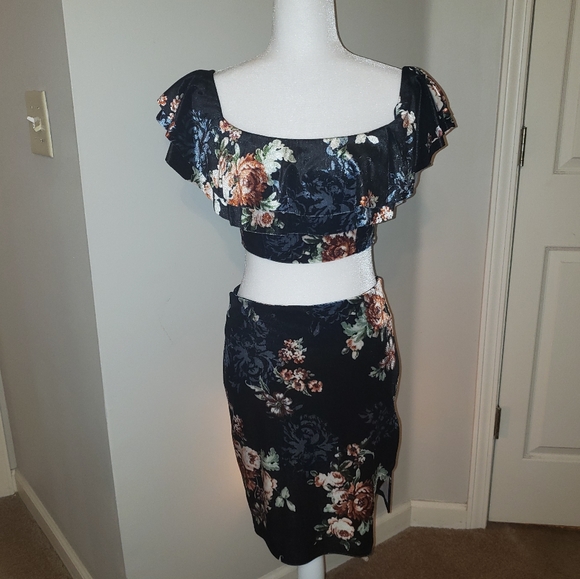🏆HP🏆 Black Floral Velvet Ruffle Crop Top/Skirt Set - Picture 3 of 10